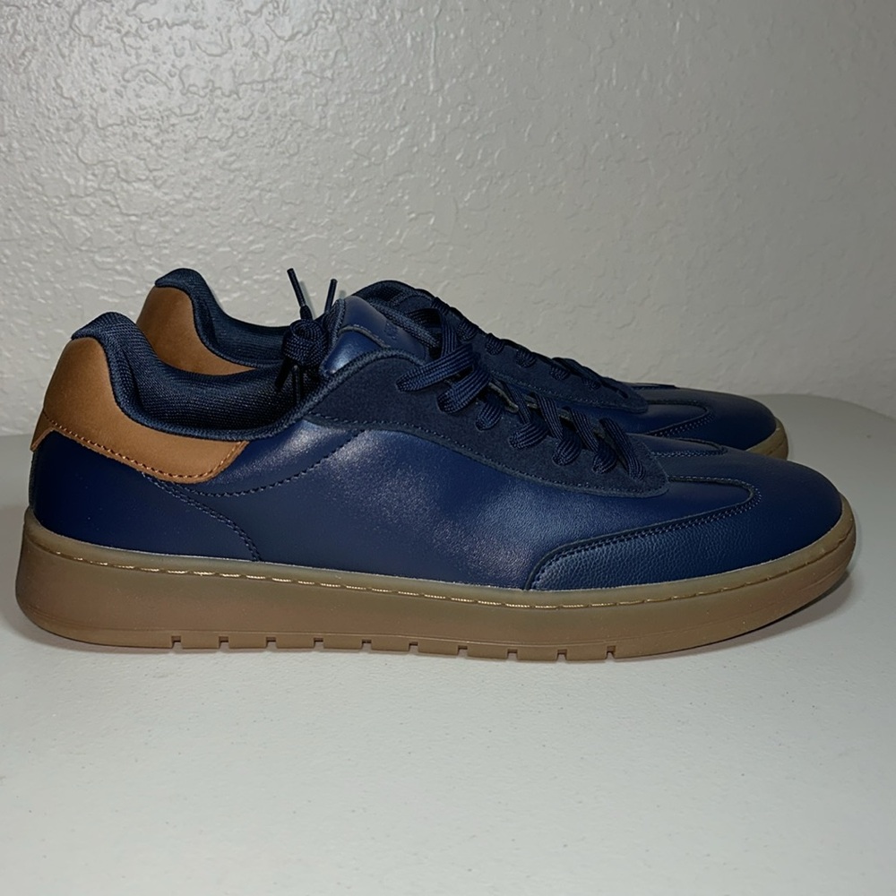 STEVE MADDEN JORDAN NAVY MULTI NEW, size 13, very comfy, last one!